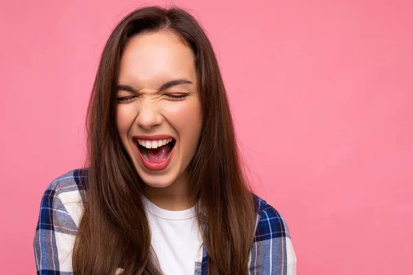 可愛い素敵な魅力的な豪華な魅力的な若い幸せな女性の写真撮影コピースペースと感情を示すカラフルな背景に隔離されたスタイリッシュな服を着て — ストック写真