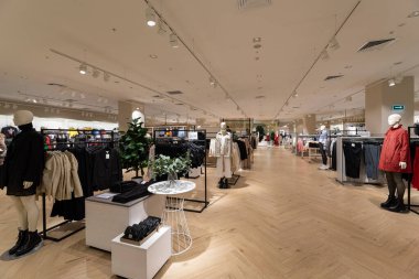 Alışveriş merkezinde elbise askısı.