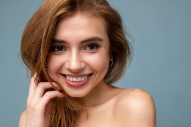 Arka plandaki duvarda izole edilmiş samimi duyguları olan, yaz sarısı elbisesi giyen sevimli, hoş, esmer bir kadının yakın çekimi. Pozitif kavram