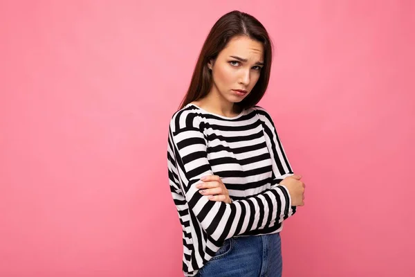 Foto de bonita atractiva joven triste triste morena mujer vistiendo manga larga rayas casuales aislados sobre fondo colorido con espacio de copia — Foto de Stock