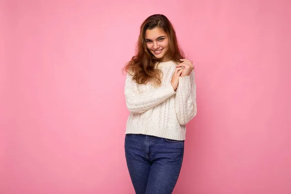 Retrato de mujer de moda alegre positivo en formalwear mirando cámara aislada sobre fondo rosa con espacio de copia — Foto de Stock