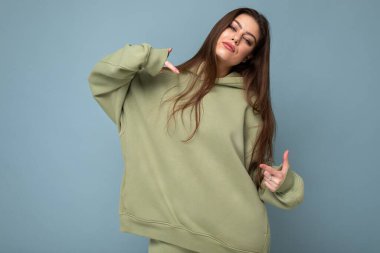 Haki kapüşonlu çekici genç kadın. Model-up. Boşluğu kopyala