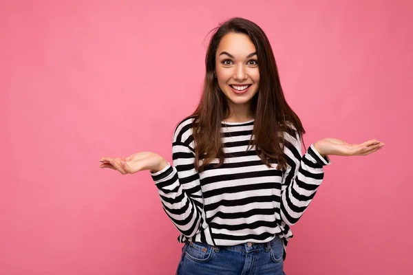 Fénykép a fiatal pozitív boldog szép barna nő őszinte érzelmek visel alkalmi csíkos pulóver elszigetelt rózsaszín háttér másolási hely — Stock Fotó