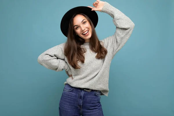 Foto de joven positiva feliz sonriente hermosa mujer con emociones sinceras usando ropa elegante aislada sobre el fondo con espacio de copia —  Fotos de Stock