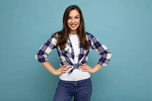 Portrait de femme positive gaie à la mode en tenue hipster isolé sur fond bleu avec espace de copie — Photo