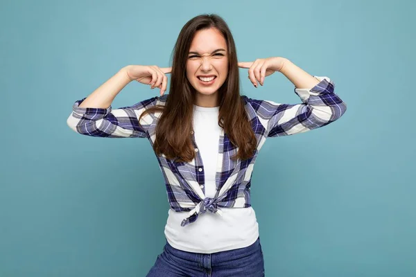 Não quero ouvi-lo. Jovem emocional positivo atraente morena mulher pessoa isolada no fundo azul com espaço de cópia e cobrindo orelhas — Fotografia de Stock