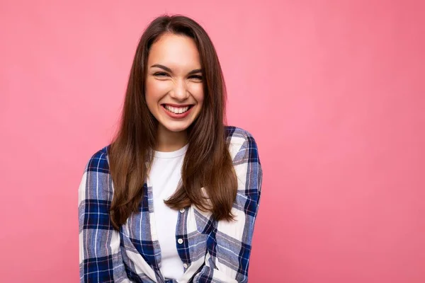 Portret van positieve vrolijke modieuze vrouw in hipster outfit geïsoleerd op roze achtergrond met kopieerruimte — Stockfoto