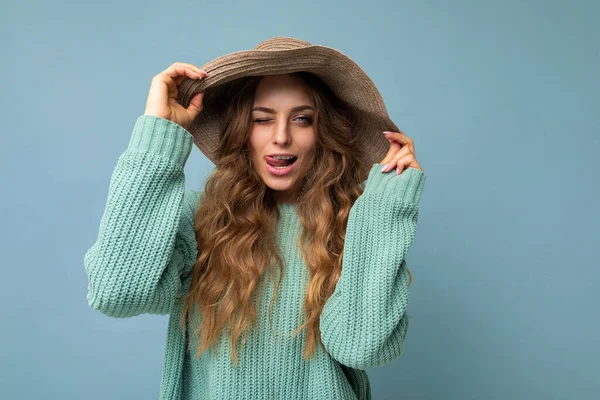 Close-up portrait of nice-looking attractive lovely lovable pretty cute winsome gorgeous cheerful cheery wavy-haired blonde woman isolated on pastel color background wearing stylish clothes and trendy — Stock Photo, Image