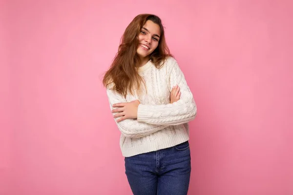 Portrét pozitivní veselá módní žena ve formalwear při pohledu na kameru izolované na růžovém pozadí s kopírovacím prostorem — Stock fotografie