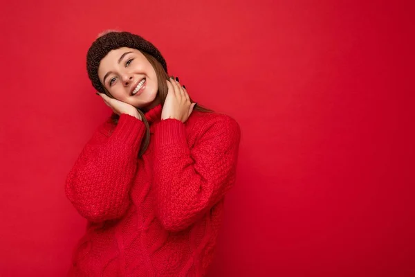 Attractive smiling happy young brunette woman standing isolated over colorful background wall wearing everyday stylish outfit showing facial emotions looking at camera — Stock Photo, Image