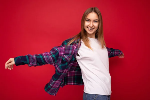 Fotografie krásné šťastně se usmívající mladé tmavé blondýny izolované přes červené pozadí nosí barevné stylové tričko a ležérní bílé tričko při pohledu na kameru a baví — Stock fotografie