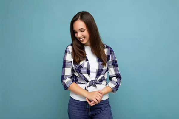 Portrait de femme positive gaie à la mode en tenue hipster isolé sur fond bleu avec espace de copie — Photo