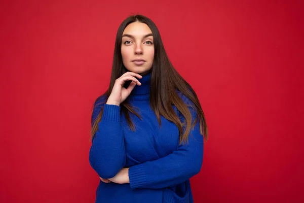 Dospělý sebevědomí klid krásná brunetka žena s upřímnými emocemi izolované na pozadí zeď s kopírovat prostor na sobě ležérní trendy modrý svetr. Vážná koncepce — Stock fotografie