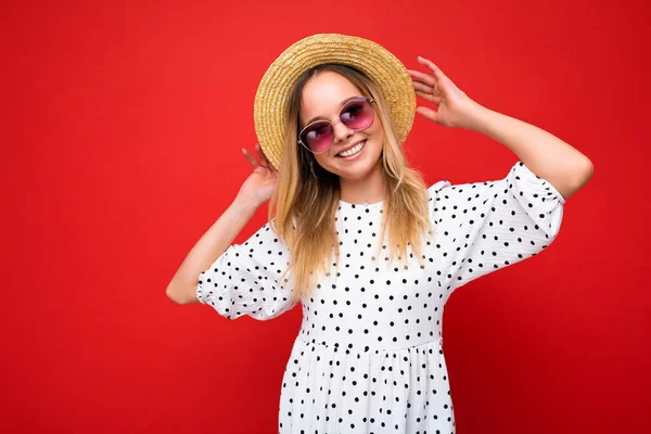 Foto-Foto von schönen positiven junge blonde Frau trägt Sommer lässige Kleidung und stilvolle Sonnenbrille isoliert über bunten Hintergrund Blick auf die Kamera — Stockfoto