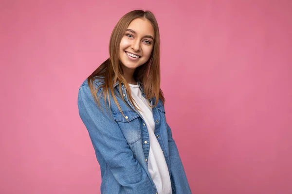 Lachende jonge behoorlijk sexy donkerblonde vrouw met oprechte emoties geïsoleerd op de achtergrond muur met kopieerruimte in casual wit t-shirt en jean shirt. Positief concept — Stockfoto