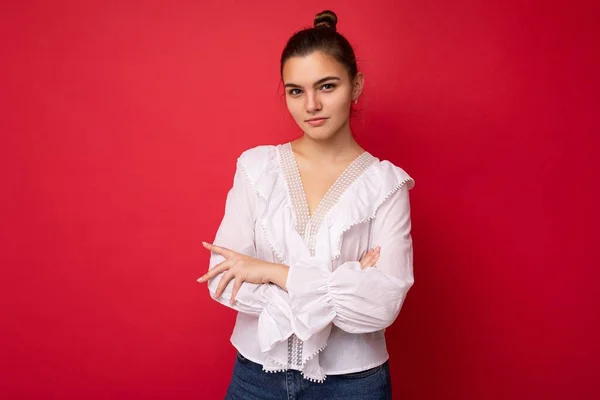 Retrato de joven atractiva mujer hipster caucásica en ropa casual de moda. Sexy persona femenina despreocupada posando aislado cerca de la pared roja en el estudio. Modelo positivo con maquillaje natural. Espacio vacío —  Fotos de Stock