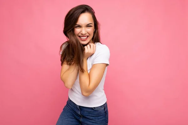Портрет позитивной веселой модной женщины в повседневной футболке для макета изолирован на розовом фоне с копировальным пространством — стоковое фото