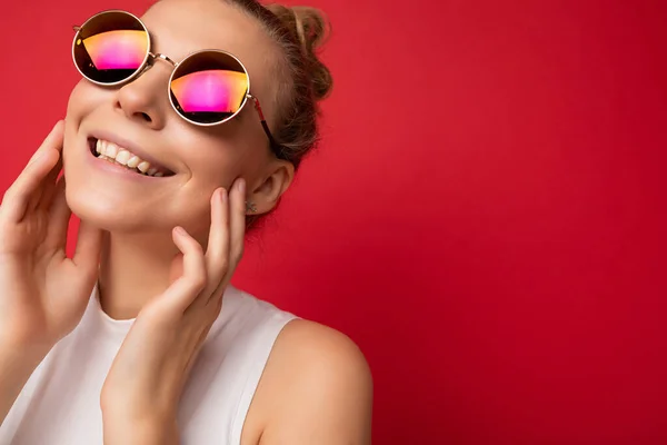 Closeup photo of attractive sexy joyful young blonde woman wearing everyday stylish clothes and modern sunglasses isolated on colorful background wall looking at camera — Stock Photo, Image