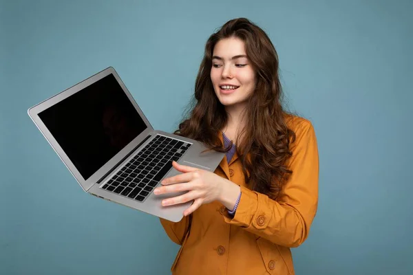 Close-up portret Piękny uśmiech szczęśliwy młoda kobieta trzyma laptopa komputerowego patrząc na netbook zabawy noszenia casual smart ubrania izolowane na tle ściany — Zdjęcie stockowe