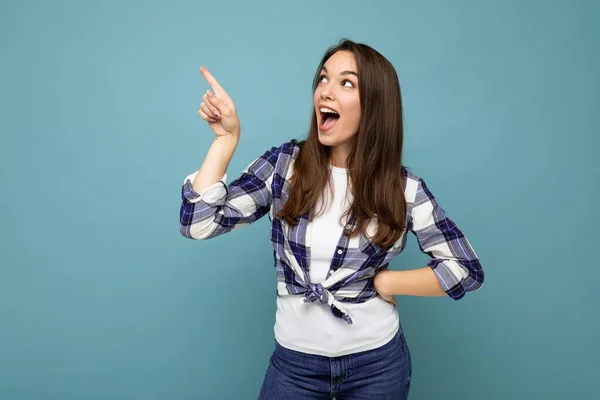 Foto de atraente positivo surpreendido jovem apontando dedo para cima no copyspace apresentando anúncios promo com wow omg emoções sinceras vestindo boa roupa olhar isolado sobre fundo com espaço livre — Fotografia de Stock