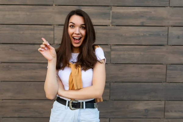 流行の服の感情的な肯定的な幸せなかなり若いブルネットの女性の写真。通りの外に立って誠実な感情を示す美しい魅力的な女性の人 — ストック写真