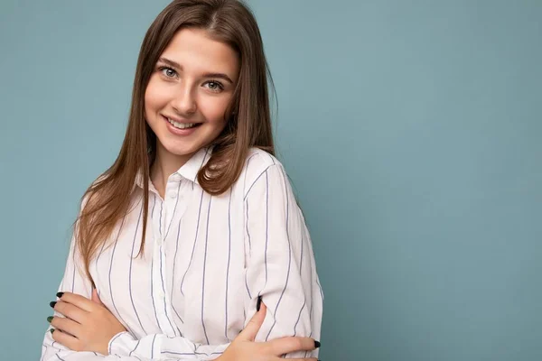 Close-up foto van jonge mooie brunet vrouw met oprechte emoties geïsoleerd op de achtergrond muur met kopieerruimte dragen trendy witte shirt. Positief concept — Stockfoto