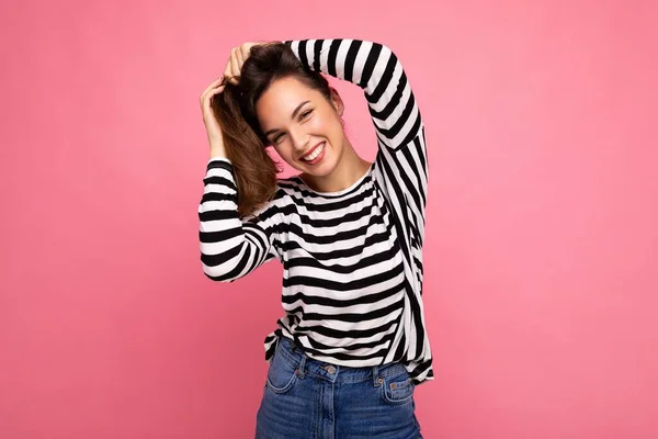 Retrato de mujer alegre positiva de moda en ropa casual aislada sobre fondo rosa con espacio de copia — Foto de Stock