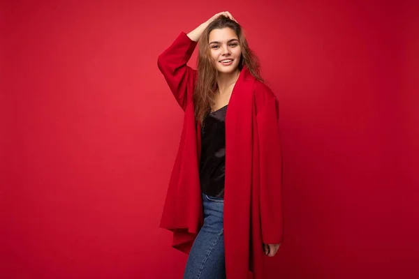 Portrét pozitivní veselá módní žena ve formalwear při pohledu na kameru izolované na červeném pozadí s kopírovacím prostorem — Stock fotografie