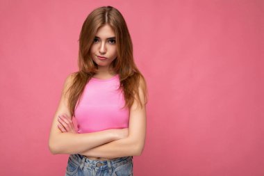 Arka plandaki duvarda izole edilmiş, şık pembe bluz giyen, samimi duyguları olan genç, esmer, güzel bir kadını gücendirdi. Duygusal konsept