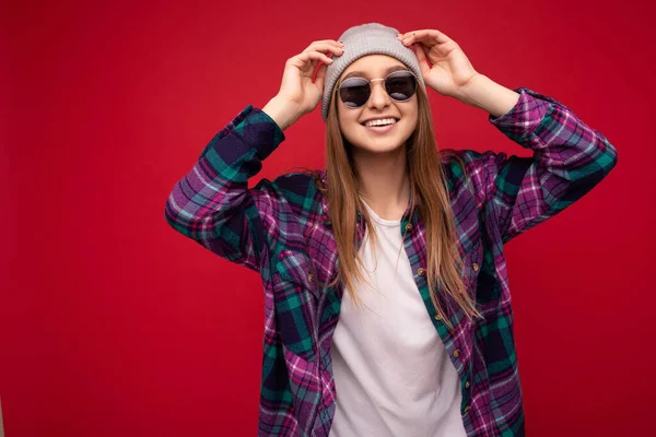 Foto de hermosa mujer morena positiva usando ropa casual de verano y gafas de sol con estilo aislado sobre la pared de fondo colorido mirando a la cámara —  Fotos de Stock