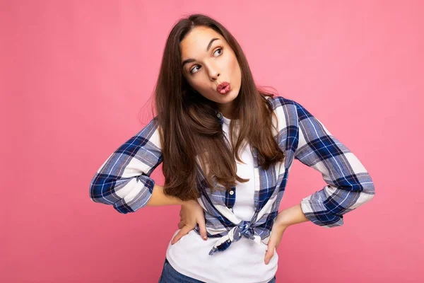 Foto shot van schattig mooi charmant prachtig aantrekkelijk jong gelukkig vrouw dragen stijlvolle kleren geïsoleerd over kleurrijke achtergrond met kopieerruimte — Stockfoto