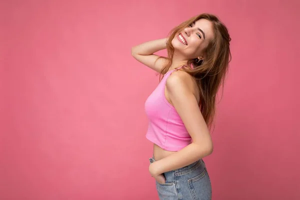 Foto av attraktiv söt glad känslomässig ung kvinna poising isolerad på bakgrund vägg med fritt utrymme bär trendiga casual kläder — Stockfoto