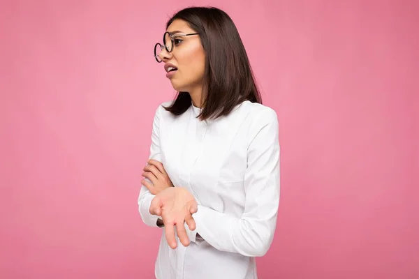 Fotografering av vackra trött ung brunett kvinna bär casual kläder och snygga optiska glasögon isolerade över färgglada bakgrund tittar åt sidan — Stockfoto