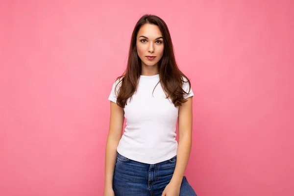 Foto-Foto von niedlichen schönen charmanten wunderschönen hübschen Youngster glücklich Frau trägt weißes T-Shirt für Attrappe isoliert über bunten Hintergrund mit Kopierraum — Stockfoto