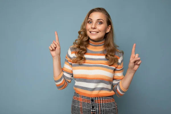 Foto de mujer joven bastante asombrada señalando los dedos hacia arriba en el copyspace presentando anuncios increíbles promo con wow omg emociones usando buen traje de aspecto aislado sobre el fondo con espacio libre — Foto de Stock