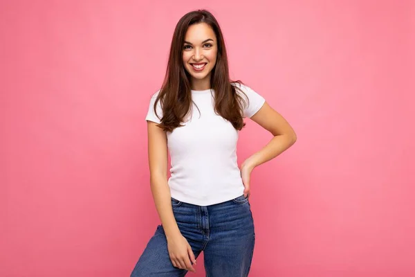 Portrait de femme positive gaie et à la mode en t-shirt décontracté pour maquette isolée sur fond rose avec espace de copie — Photo