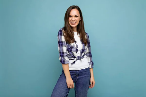 Portrait de femme positive gaie à la mode en tenue hipster isolé sur fond bleu avec espace de copie — Photo