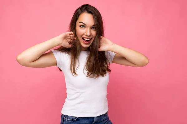 Retrato da mulher na moda alegre positiva na camiseta casual para simular isolado no fundo rosa com espaço de cópia — Fotografia de Stock