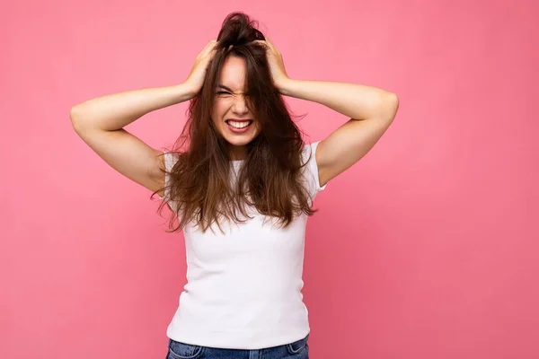 Portrét pozitivní veselá módní žena v ležérní bílé tričko pro modelování izolované na růžovém pozadí s kopírovacím prostorem — Stock fotografie