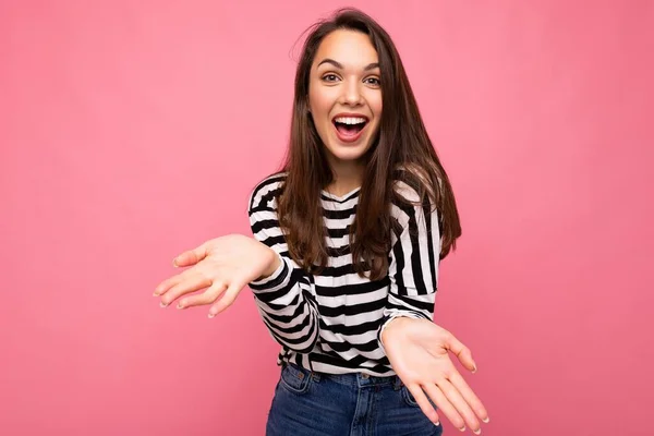 Snímek mladé pozitivní šťastný atraktivní brunetka žena s upřímnými emocemi na sobě ležérní pruhovaný dlouhý rukáv izolované na růžovém pozadí s prázdným prostorem — Stock fotografie