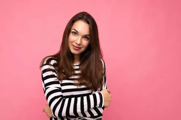 Foto portrét mladé krásné usmívající se hipster brunetka žena v módní svetr. Sexy bezstarostná žena pózující izolované blízko růžové stěny s prázdným prostorem ve studiu. Pozitivní model s přirozeným — Stock fotografie