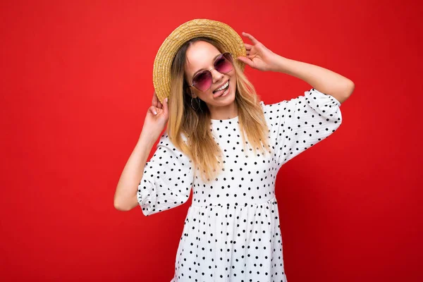 Atraente positivo feliz jovem loira vestindo roupas elegantes todos os dias e óculos de sol modernos isolados na parede de fundo colorido olhando para a câmera — Fotografia de Stock