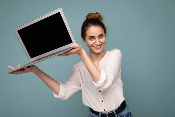 Közelkép portré gyönyörű mosolygós boldog fiatal nő gazdaság számítógép laptop nézi kamera szórakozás viselése alkalmi okos ruhák elszigetelt fali háttér — Stock Fotó