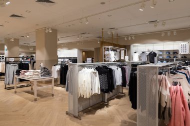 Alışveriş merkezinde elbise askısı.