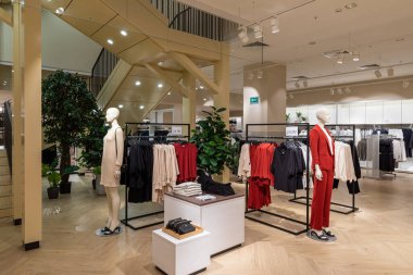 Gıcır gıcır giyim mağazasının içi