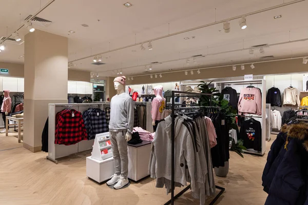 Moderní módní značkový interiér obchodu s pánskými a dámskými oděvy uvnitř obchodního centra — Stock fotografie