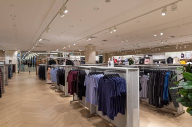 Alışveriş merkezinde elbise askısı.