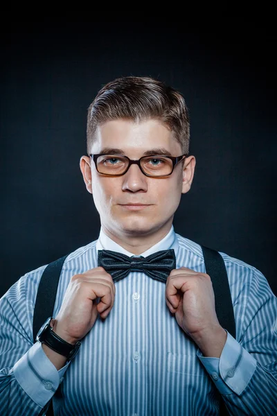 Portrait élégant d'un gentilhomme, lunettes et chemise gros plan — Photo