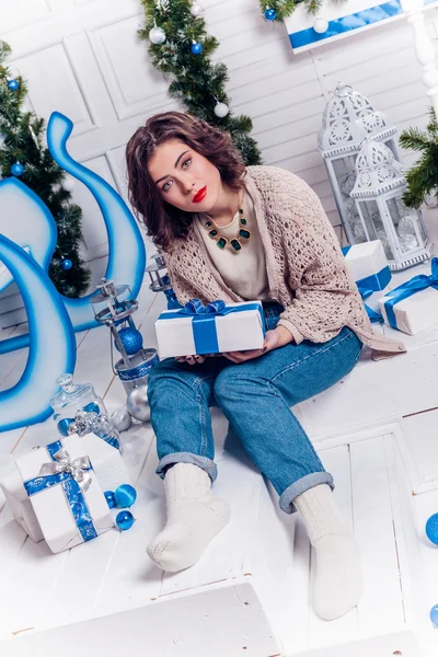 Krásná mladá dívka v džíny a svetr s vánoční dárky l — Stock fotografie