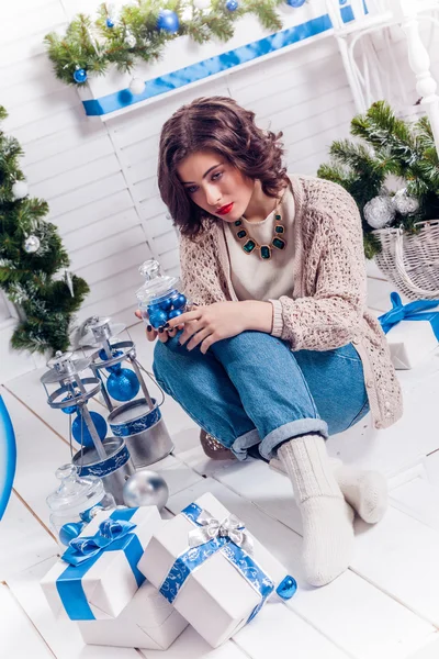 Fille avec des cadeaux de Noël — Photo